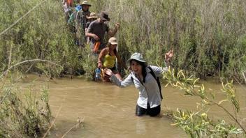 The class makes its way through a side channel to the field data collection site (Photo_ Caroline Newell)